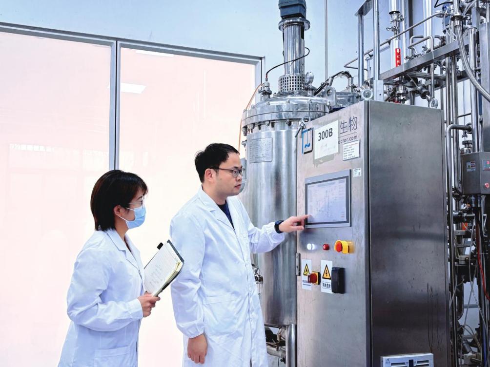 论文共同通讯作者高翔(右)与论文共同第一作者郭明明（左）交流实验结果。研究团队供图