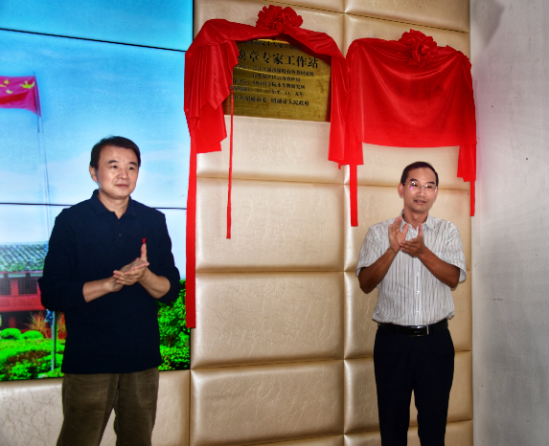 赤水河台站第二代科学家刘焕章研究员（左）依托赤水河建立的专家工作站。