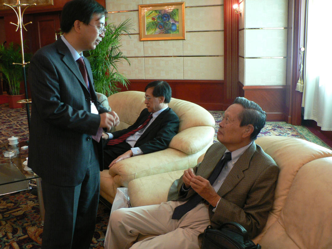 2005年，与杨先生在“求是奖”颁奖典礼期间交谈。作者供图