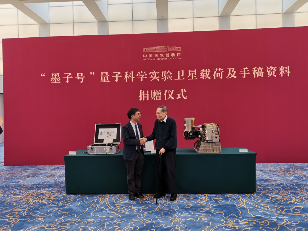 2019年5月，与杨先生在“墨子号”量子卫星载荷及手稿资料捐赠仪式上。作者供图